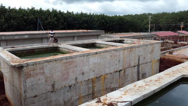 Bể lọc đang xây dựng